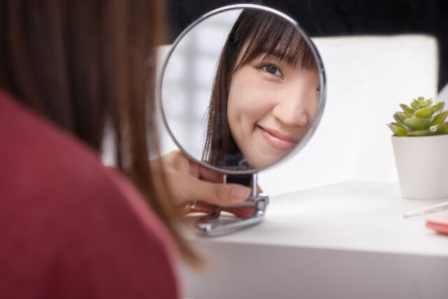 写真と鏡どっちが本当の自分の顔？
