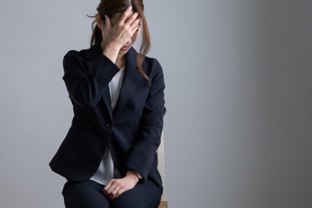 職場で泣く女がうざい！